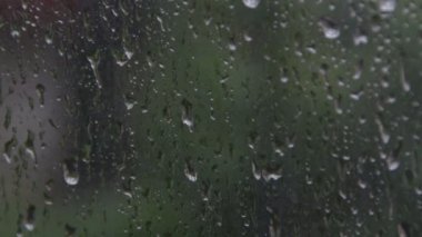 Fırtına sırasında camda yağmur damlaları 