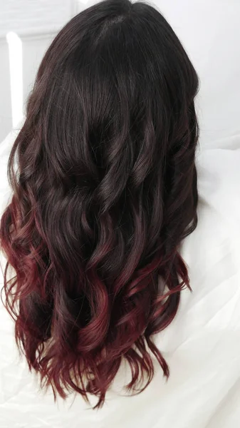 Μοντέλο Μακρά Υγιή Κόκκινα Χρώματα Μαλλιά — Φωτογραφία Αρχείου