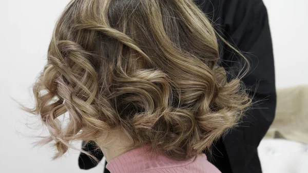 Cabelo Loiro Após Tratamento Com Ferro Ondulado — Fotografia de Stock