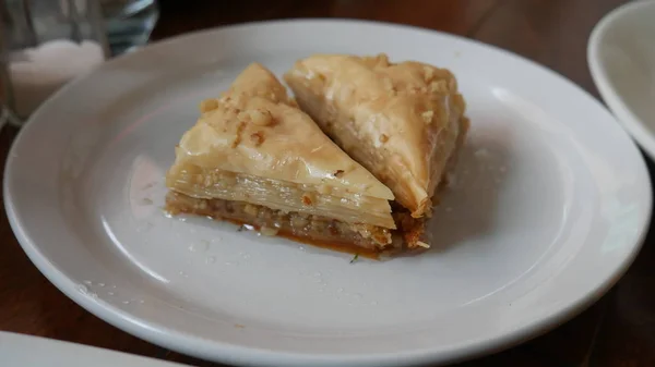 Doux Baklava Sur Une Assiette Blanche — Photo