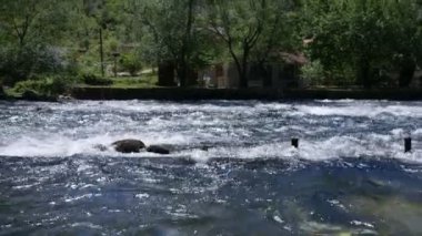 Blagaj Tekke, 200 metrelik bir uçurum duvarının dibinde ve bir mağaranın yanında inşa edildi. Mağara Buna Nehri oluşturmak için akan bir yeraltı karst nehri yol açar, Bosna.