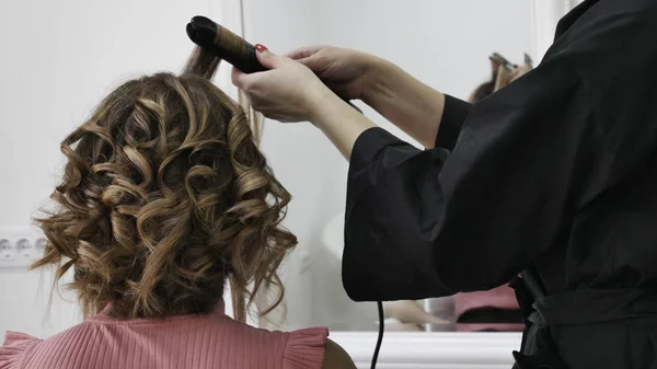 Peluquero Cortando Pelo Del Cliente Salón — Foto de Stock