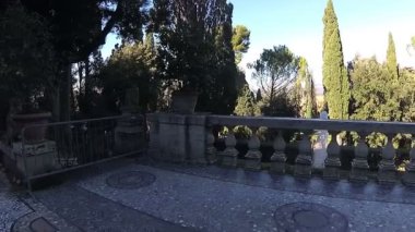 tam daire - Tivoli İtalya - Kasım 2018.: Tivoli Kardinal d'Este villasının bahçesinde Çeşme. 