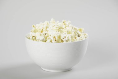 Patlamış Mısır ile top. Beyaz arka plan üzerinde izole.