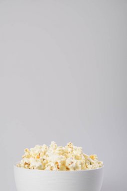 Beyaz arkaplanda izole edilmiş patlamış mısır kasesi.