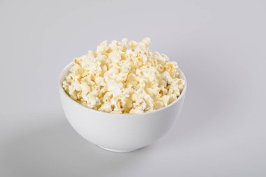 izole kırpma yolu dahil beyaz üzerinde patlamış mısır kase.