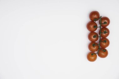 Kiraz domates beyaz izole, üst görünümü. 