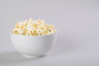 Patlamış Mısır ile top. Beyaz arka plan üzerinde izole.