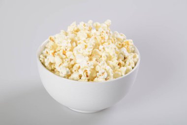 Beyaz kase izole Karamel patlamış mısır.