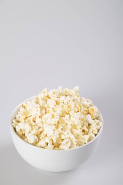 izole kırpma yolu dahil beyaz üzerinde patlamış mısır kase.