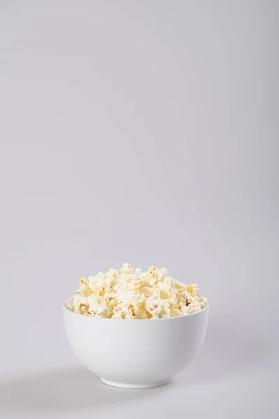 白色背景的爆米花碗 — 图库照片