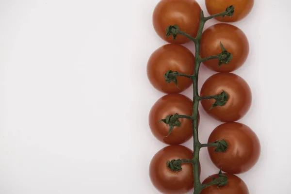 Cała Grupa Czerwonych Pomidorów Zieloną Gałązką Szarym Tle Zdrowy Organiczny — Zdjęcie stockowe