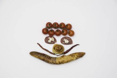 Beyaz bir arka planda yemek bıyık gülümseyen yüzü