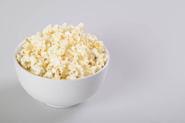 Beyaz kase izole Karamel patlamış mısır.