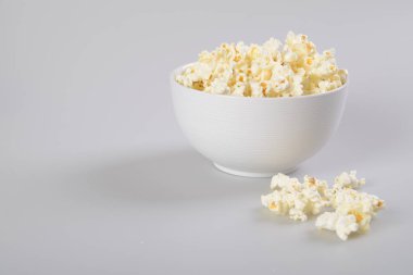 Beyaz arkaplanda izole edilmiş patlamış mısır kasesi.