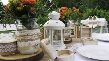 Ahşap detaylar ve turuncu güller ile Vintage masa dekorasyonu