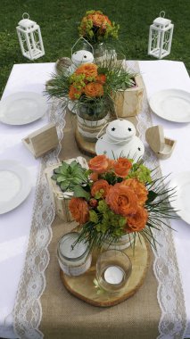 Doğada dört kişi için bahar masa dekorasyonu