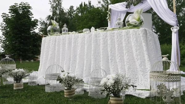 結婚式の白い装飾 緑の庭での結婚式のために準備白で覆われたテーブルとアーチ — ストック写真