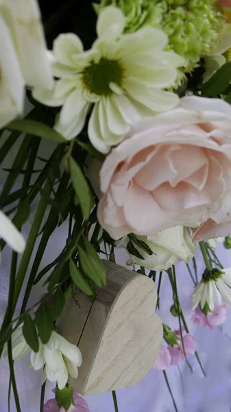 白いガラスの背景にハートと花の形をした閉じた小さな木製の棺 — ストック写真