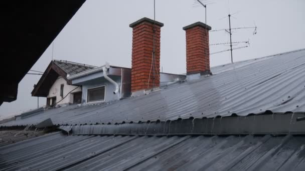 Chuva Está Derramando Pelo Telhado Alumínio Edifício — Vídeo de Stock