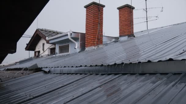 Chuva Está Derramando Pelo Telhado Alumínio Casa — Vídeo de Stock