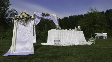 Doğada güzel bir bahar gününde beyaz düğün.