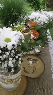 Çiçek dekorasyonlu tablo üç numara - kavanozlarda beyaz papatya ve turuncu güller 