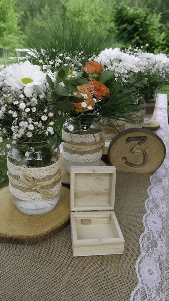 Mesa Número Três Com Decoração Retro Madeira Margarida Branca Rosas — Fotografia de Stock