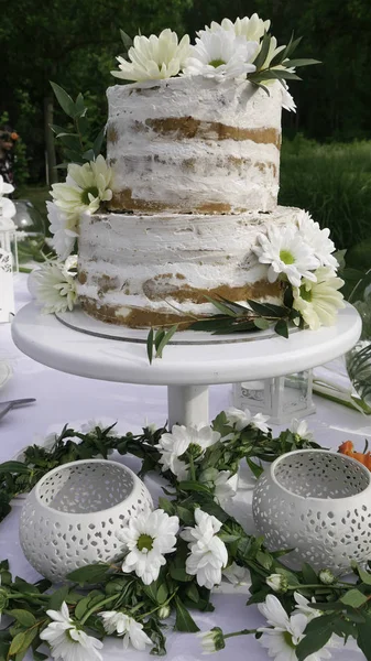 Weiße Dekoration Des Hochzeitstisches Und Eine Rustikale Zweistöckige Hochzeitstorte — Stockfoto