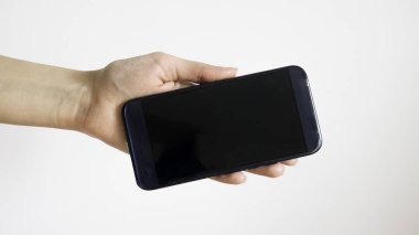 Sol kadın el beyaz arka plan üzerinde cep telefonu tutan 