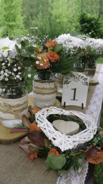 Doğada bir kutlama için masanın çiçek dekorasyon