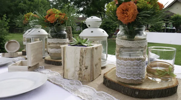 Detalhes Uma Mesa Casamento Rústica Com Elementos Madeira Rosas Laranja — Fotografia de Stock