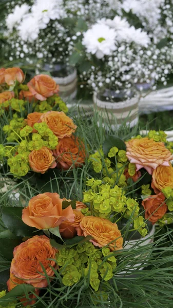 Kytice Oranžových Růží Retro Skleničkách — Stock fotografie