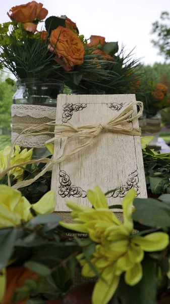 Drewniana Kartka Życzeniami Otoczona Żółtymi Pomarańczowymi Kwiatami — Zdjęcie stockowe