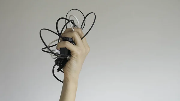 Cables Blancos Negros Mano Una Mujer Sobre Fondo Gris Claro —  Fotos de Stock