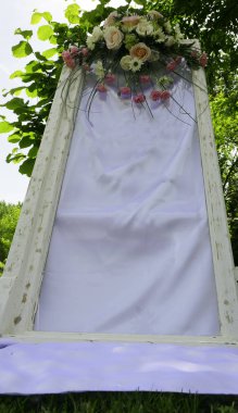 Bahar yeşil bahçesinde bahar çiçekleri ile Vintage beyaz ahşap pencere