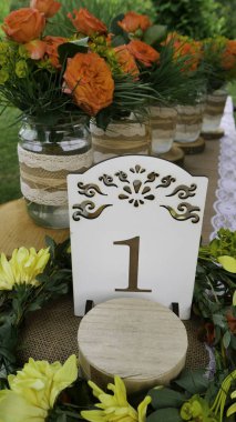 Kavanozlarda portakal gülleri ile süslenmiş masa bir numara