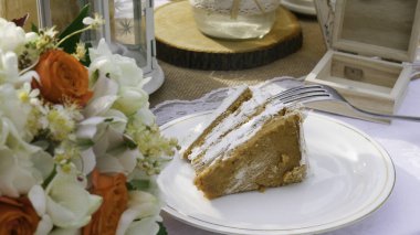 Çiçek dekore edilmiş masada beyaz bir tabak tabak tabak tabak tabak tabak tabak tabak tabak tabak tabak tabak tabak tabak tabak tabak tabak tabak tabak tabak tabak tabak tabak tabak tabak tabak tabak tabak tabak tabak tabak tabak tabak tabak tabak