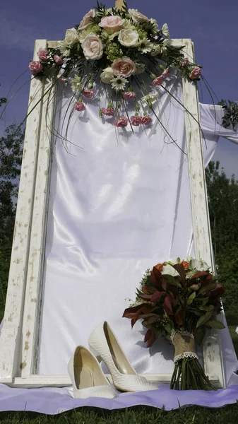 ウェルカムボード 春の花 花束と花嫁の靴とヴィンテージ白い木製の窓 — ストック写真