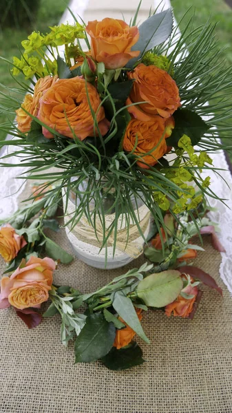 Věnec Kytice Oranžových Růží Sklenici Zelené Zahradě — Stock fotografie