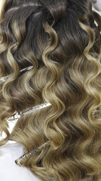 Silberne Friseurclips Lockigen Haar — Stockfoto