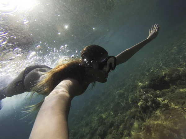 Długie Włosy Kobieta Maska Nurkowania Pływanie Przez Morze — Zdjęcie stockowe