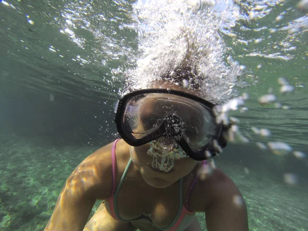 Funny Underwater Selfie Woman Diving Making Who Blows Bubbles — Stock Photo, Image
