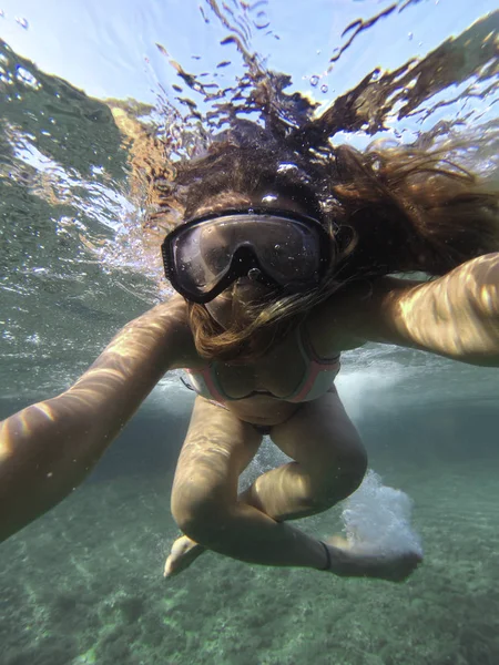 Młoda Kobieta Robi Podwodne Selfie Masce Nurkowania — Zdjęcie stockowe