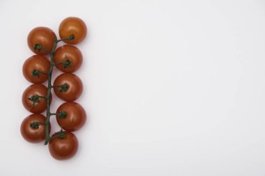 Beyaz arka plan üzerinde izole kiraz domates grup portre.