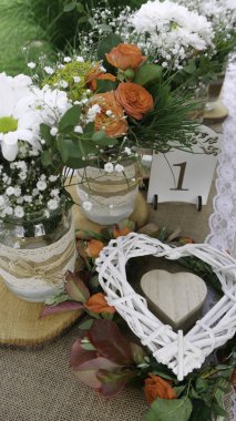 Masanın çiçek dekorasyonu