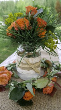 Çelenk ve portakal gül buketi 