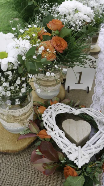 Masanın çiçek dekorasyonu