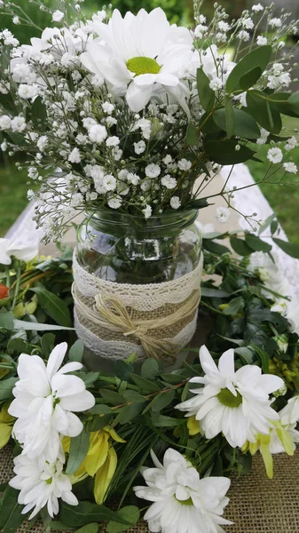 Witte Margriet Boeket Glazen Pot Groene Natuur — Stockfoto