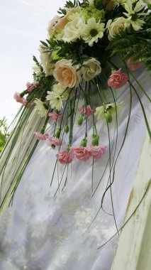 Bahar çiçekleri ile Vintage Beyaz ahşap pencere